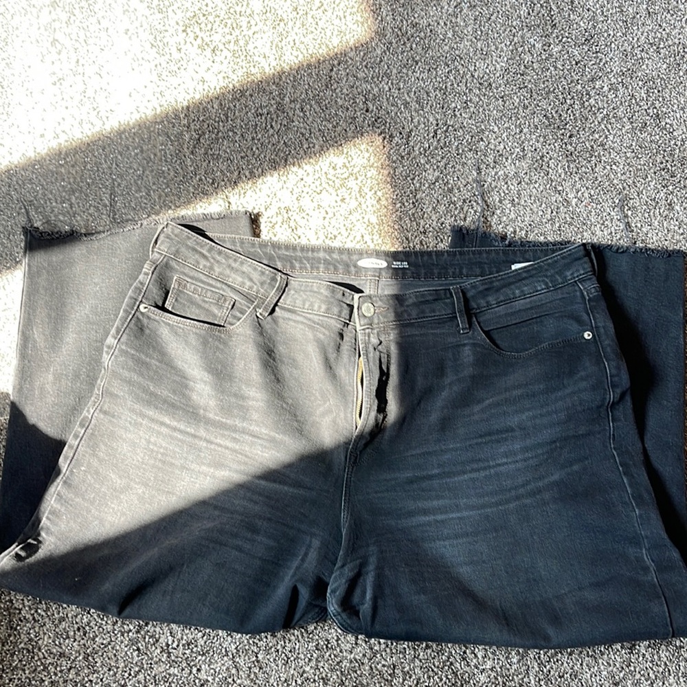 black loose fitting jeans